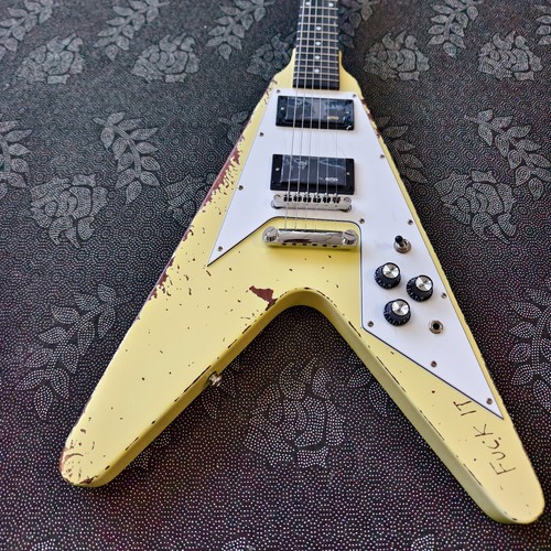 Flying electric guitar - v, cream